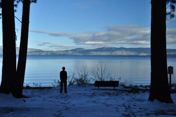 Momento de contemplação em frente ao Lake Tahoe, na Califórnia, nos Estados Unidos